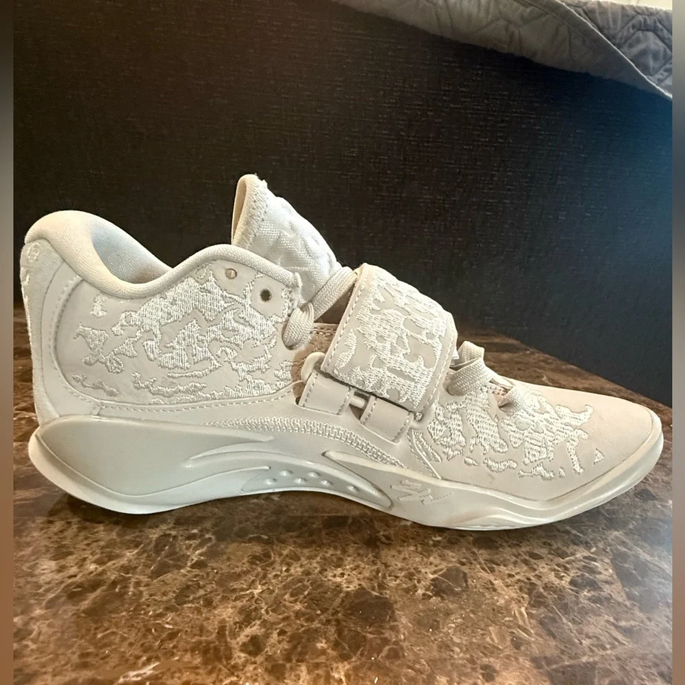 Nike. Air Jordan Zion 3 M.U.D. SE 'Light Bone'. Size 6.5.